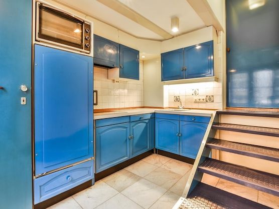 Kuchnia w kształcie U z błękitnymi frontami – pomysł na nietuzinkowe wnętrze